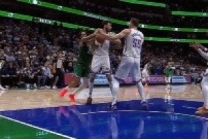 關(guān)鍵判罰！華盛頓搶球霍姆格倫出界 獨(dú)行俠挑戰(zhàn)失敗