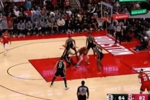 行云流水！申京四分衛(wèi)長傳 阿門接球助攻杜蘭特1V4強起打進加罰