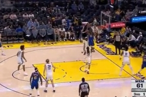 攻防建功！庫(kù)明加送大帽后下快攻 接庫(kù)里傳球上籃得手