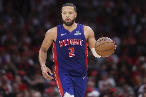 手感冰涼！康寧漢姆半場(chǎng)10投僅1中拿到4分3助有3失誤 三分5中0