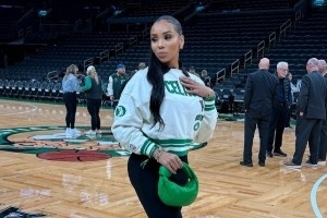 安芬尼-西蒙斯女友帶娃現(xiàn)場觀戰(zhàn)！顏值符合吧友審美嗎？