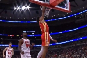 扣爽了！老鷹壓迫防守連續(xù)搶斷 杰倫-約翰遜反擊暴扣兩連擊