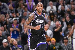 正負(fù)值+13！德羅贊半場7中5拿到11分2助 5個運(yùn)動戰(zhàn)進(jìn)球全是中投