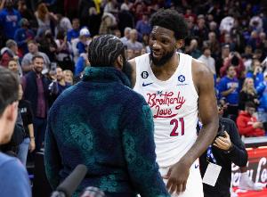 致敬登哥??恩比德貢獻(xiàn)25+7+5 但坐在板凳上看隊(duì)友完成逆轉(zhuǎn)！