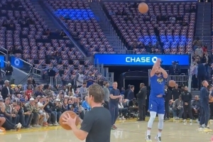 老粉已經(jīng)慌了？庫里賽前熱身 中圈三分出手一發(fā)入魂