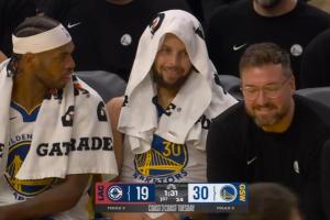 滿眼都是羨慕！哈登合球造成霍福德犯規(guī)2+1 庫里在板凳看著其苦笑