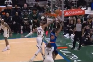 個(gè)人秀！字母哥連續(xù)送出高光單打 直接干停尼克斯