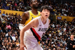記者：楊瀚森卡位拿籃板表現(xiàn)還不夠理想 克林根場上存在感更強