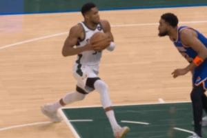 露餡了??！回放顯示 字母哥這個(gè)上籃走了幾步??？