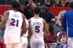 一蹦三尺高！76人加時反超 恩比德沖鋒進(jìn)場慶祝！