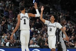 這個(gè)組合穩(wěn)了！文班+哈珀同時(shí)在場(chǎng) 進(jìn)攻效率聯(lián)盟第4 防守效率第1