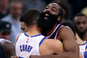 庫里：跳球前我像往常那樣指了指哈登 說了句“我們還在打呢”！