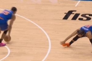 要小心啊！布倫森遭遇逼搶拉到胯部下場(chǎng)休整