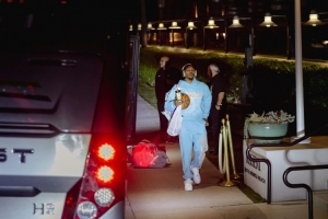 因?yàn)闊釔刍@球！開拓者官方曬凱勒布-樂福帶著籃球離開球館照