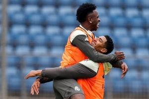 道歉后回歸訓(xùn)練！皇馬官方曬照：維尼修斯與貝林厄姆激情熊抱