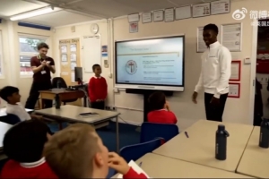 ????薩卡驚喜現身小學時期的母校