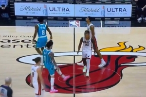 這松弛感沒誰了！三球秀腳法直接“爆頭”小米切爾 隊友看懵了