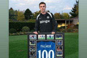 帕爾默曬切爾西百場(chǎng)球衣：接下來還有更多，等不及回歸了！