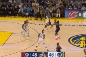 狀態(tài)起飛！哈登轉(zhuǎn)換不緊不慢 弧頂加長三分自信出手反超比分！