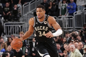 炸裂！字母哥賽季前4場(chǎng)場(chǎng)均36.3分14板7助1.3帽 投籃命中率69.5%