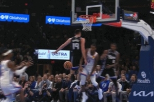 秀操作！華萊士搶斷空中轉(zhuǎn)體騙過(guò)兩人助攻亞歷山大輕松得分