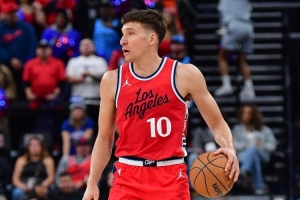 投不進(jìn)防不住你是有傷嗎？博格丹5中1得2分1板 三分3中0