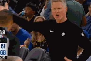 庫里轉(zhuǎn)換上籃打?？齑?科爾非常不滿向裁判示意這球拽手臂了