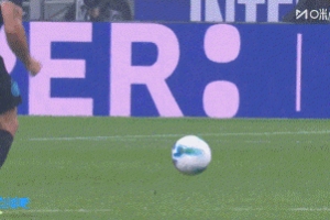 勞塔羅遭古德蒙德森飛鏟，隨后痛苦倒地