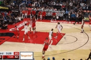 且退且進(jìn)！小賈巴里-史密斯積極退防 補(bǔ)防迎面釘板大帽謝德！