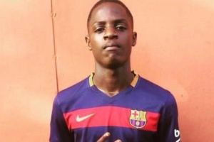 世體：艾永對(duì)巴薩頗具好感，五年前曾在家鄉(xiāng)穿著巴薩球衣拍照留念