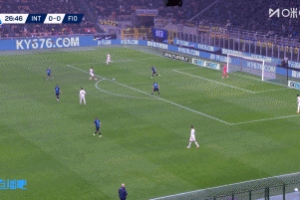 錯(cuò)失單刀！佛羅倫薩后場失誤，巴斯托尼帶球突入禁區(qū)后打門被撲出