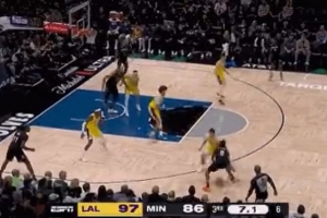 看得準(zhǔn)！海蘭德強(qiáng)突籃下造海斯犯規(guī) 湖人挑戰(zhàn)成功改判進(jìn)攻犯規(guī)