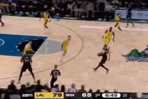 關(guān)鍵！蘭德?tīng)枏?qiáng)突拉拉維亞打進(jìn)被吹進(jìn)攻犯規(guī) 森林狼挑戰(zhàn)成功變2+1