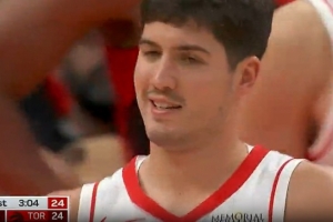 我只是微微一笑！謝潑德剛上場就強突對抗挑籃打成2+1！