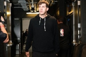 湖人入場穿搭：里夫斯全黑運動裝氣場拉滿 艾頓&范德彪酷炫墨鏡