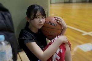 穿077球衣坐老詹身后的性感女球迷 曬自己打球美照~她真的愛籃球