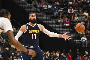 香爆了！瓦蘭14分鐘7投5中砍下10分6籃板 還送出3次助攻