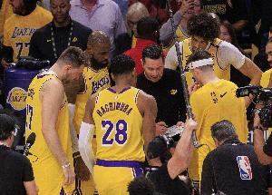 雷迪克：你知道什么是最棒的嗎？里夫斯絕殺后第一時(shí)間奔向了隊(duì)友