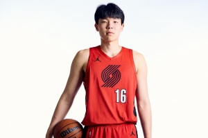 媒體人：里斯挺適應(yīng)開(kāi)拓者的小陣容 楊瀚森更危險(xiǎn)了