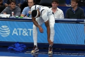 別有事?。饷悸涞夭鹊綄Ψ侥_上疑似崴傷 返回更衣室接受治療