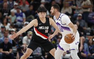 媒體人：楊瀚森絕對(duì)不能懈怠 集中注意力多做球隊(duì)需要的事情