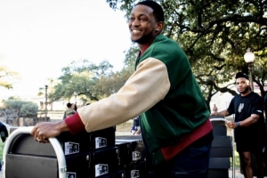 給老鐵們拿點福利！福克斯給當?shù)厍蛎运蜕献约旱淖钚虑蛐? >
                                        </div>
                                    </div>
                                                                        <div   id=