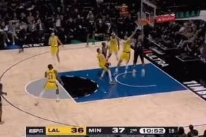 隨便扣！戈貝爾順下單臂空接隔扣海斯