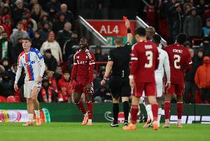 一線隊2次替補出場均染紅！18歲中衛(wèi)納洛共僅為利物浦出場16分鐘