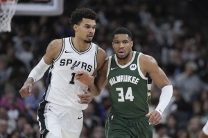 鐵林：文班亞馬增加了肌肉 他現(xiàn)在看起來像有跳投的字母哥