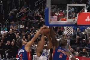 康寧漢姆帽翻貝恩出界 裁判給魔術球權&活塞挑戰(zhàn)球權失敗