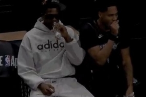 酷！愛(ài)德華茲場(chǎng)邊帥氣裝扮悠閑觀戰(zhàn) 森林狼目前占據(jù)場(chǎng)上主動(dòng)