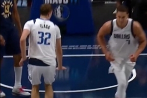 嘲諷拉滿！弗拉格強吃三屆扣籃王麥克朗 進球后擺出Too Small