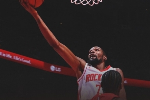 兩連勝！火箭官方分享贏球海報(bào) 杜蘭特輕舒長(zhǎng)臂上籃入鏡