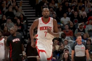 打卡下班咯！亞當(dāng)斯連續(xù)搶到前場(chǎng)板 杜蘭特三分一擊斃命！